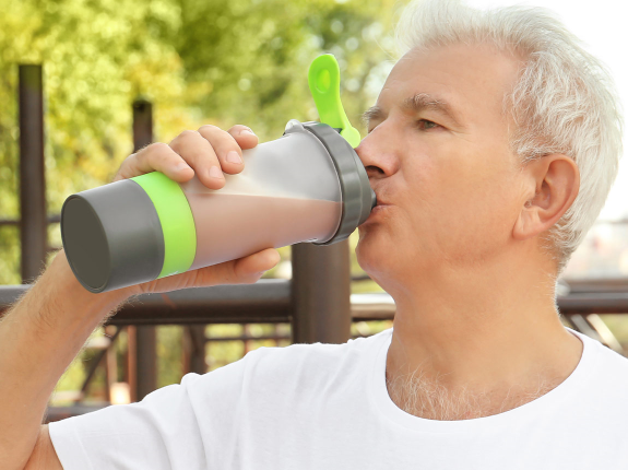 Czy osoby starsze powinny pić szejki białkowe?