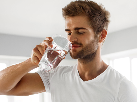 Czy musisz pić 8 szklanek wody dziennie? Ile wody potrzebujesz