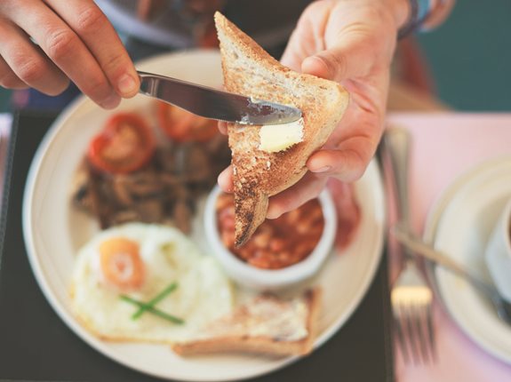 Pomijanie śniadania zaburza rytm wydzielania kortyzolu i powoduje otyłość
