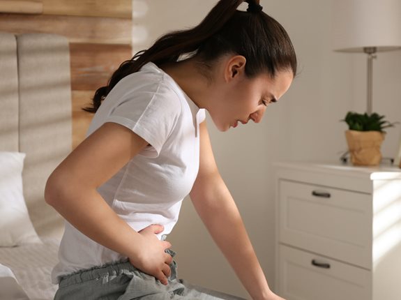 Poranny ból brzucha - co może być powodem?