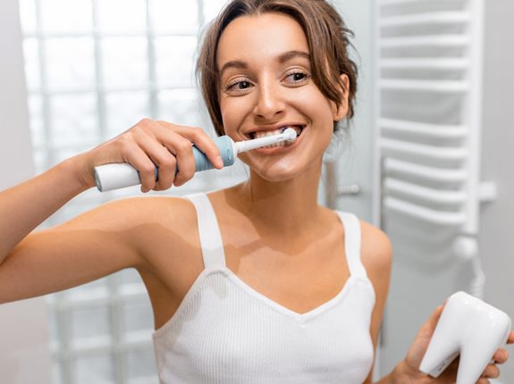 Czy trzeba płukać jamę ustną po umyciu zębów?