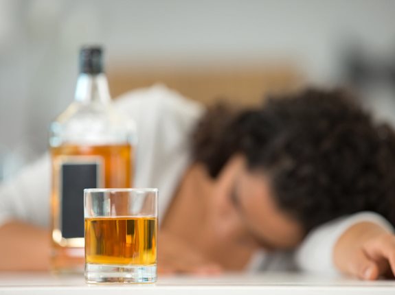 Restrykcje COVID, a śmierci z powodu alkoholu