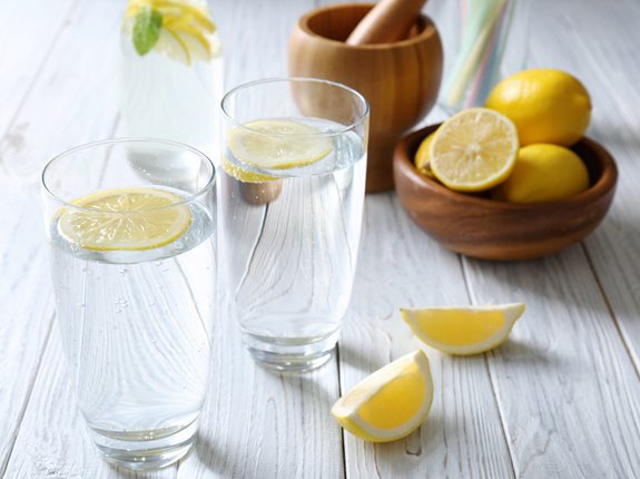 Czy przed posiłkami warto pic wodę z cytryną?