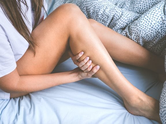 Ból nóg w nocy - przyczyny, zapobieganie i co może pomóc?